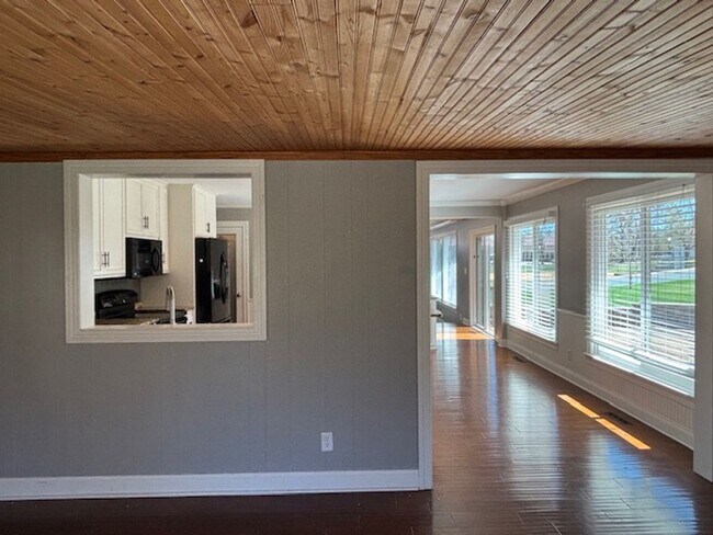 Building Photo - Available NOW! Gorgeous 3BR/2 BA Unit in Hastings!
