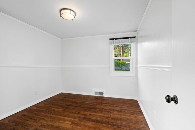 Building Photo - Spacious Five Bedroom Shadle Park Rancher