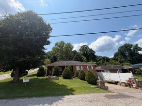 Building Photo - 1901 Pinewood Dr