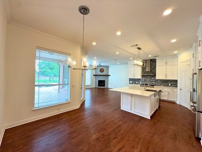Building Photo - 1205 Golden Gate Dr