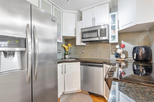 Building Photo - 2701 Middle River Dr