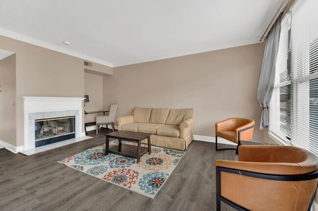 Building Photo - Awesome 2BE/2.5BA condo in Green Hills!