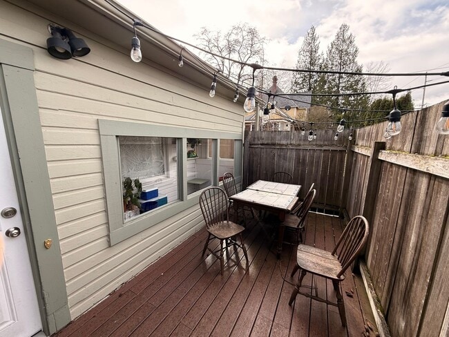 Building Photo - PRELEASING: 4 bdrm/1bath Sunny York Neighborhood home!