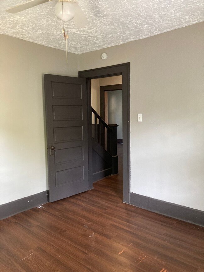 Building Photo - 3 bedroom with a bonus room! Nice enclosed sun porch!