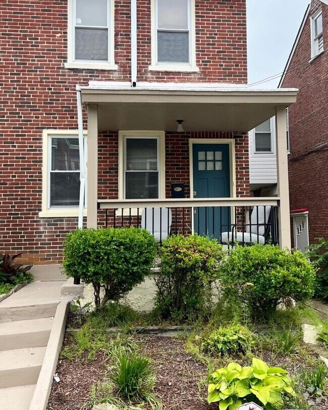 Building Photo - Beautiful Updated 3/1 Twin Home in a Great...