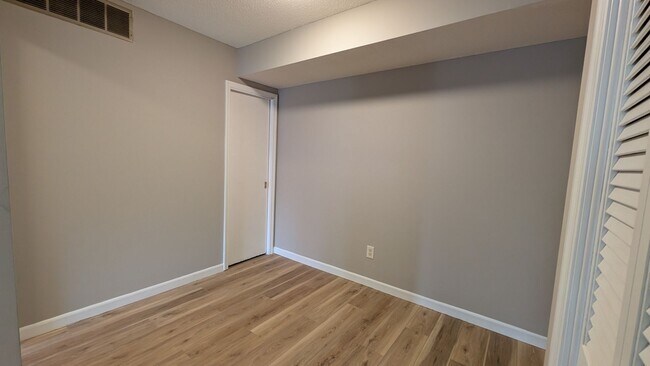 Building Photo - Updated Urbana Apartment with Balcony & Covered Parking