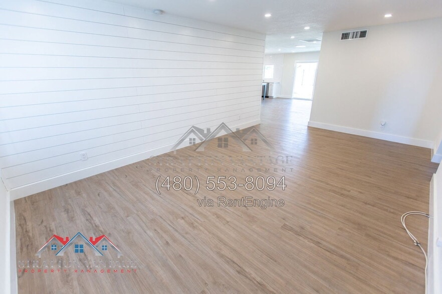 Building Photo - 433 W Santa Cruz Dr