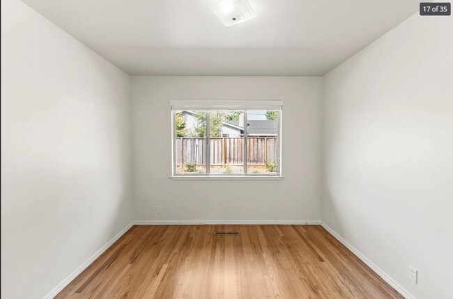 Building Photo - Light and Bright 3 Bedroom/ 2 Bath Home on...