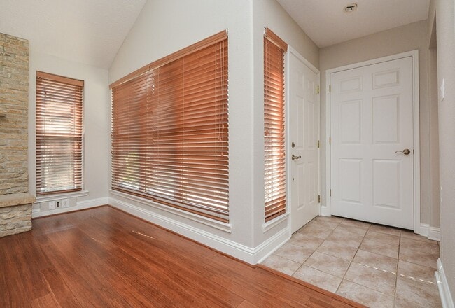 Building Photo - 13859 Hollowgreen Dr