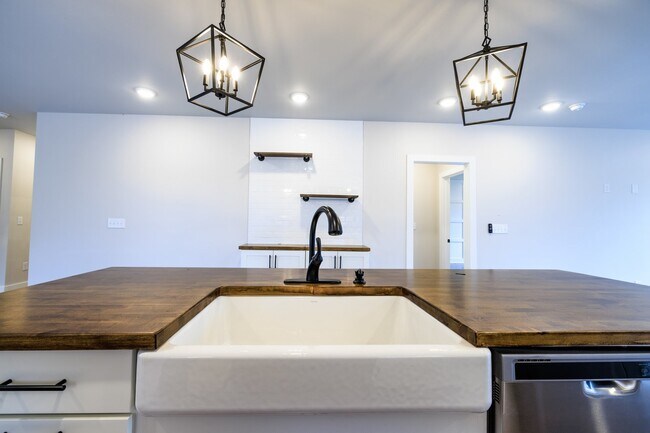 Building Photo - **COMING SOON!  FULLY Renovated Buchanan D...