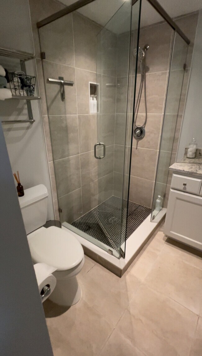 Building Photo - 1430 Lake Weldona Dr