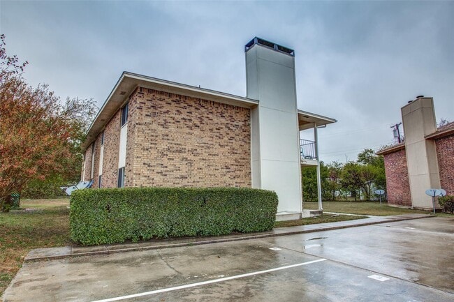 Building Photo - 3825 Camelot St