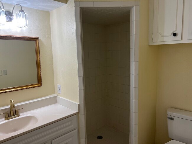 Building Photo - 3314 Kentwood Dr