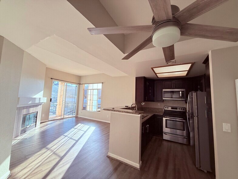 Living / kitchen - 1950 Camino De La Reina