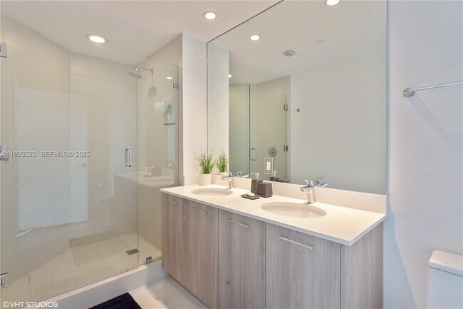 Building Photo - 501 NE 31st St