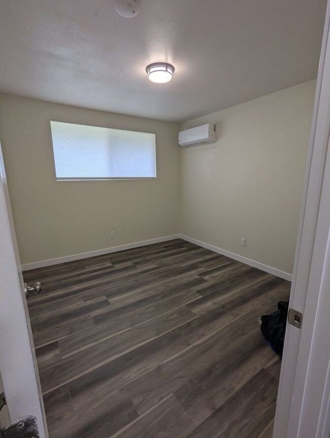 Building Photo - Very nice 3 bd 2 bath