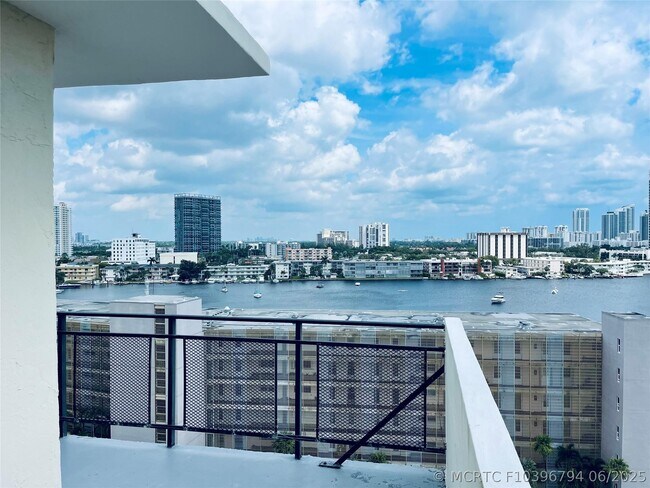 Building Photo - 401 Golden Isles Dr