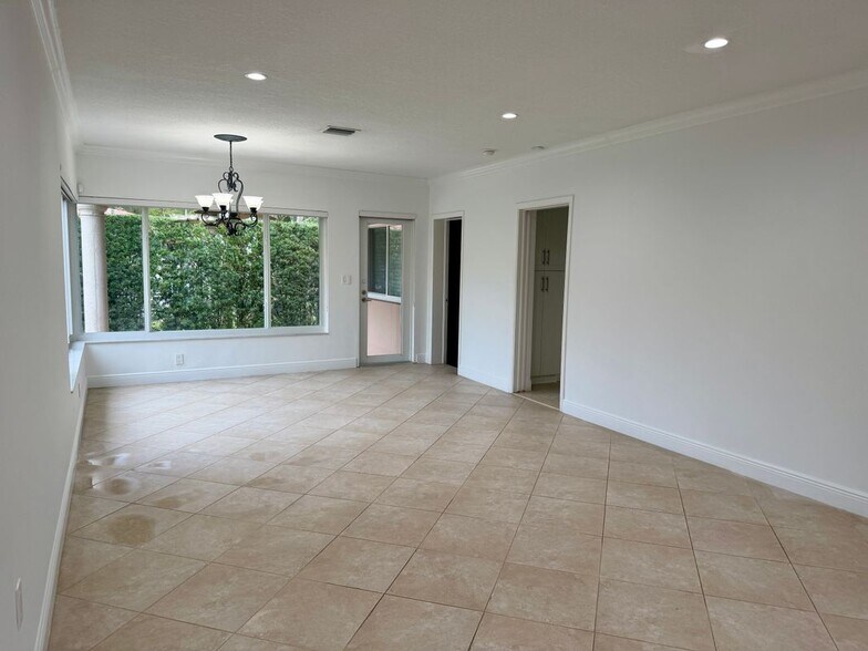 Building Photo - 814 Capri St