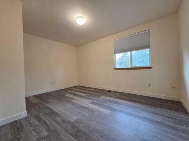 Building Photo - Beautifully updated home!