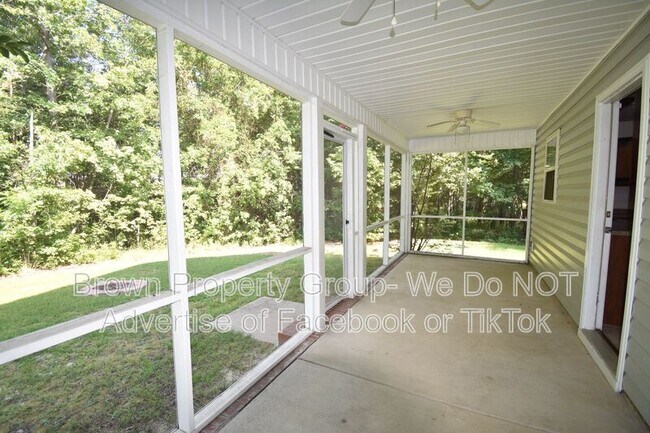 Building Photo - 165 Pender Rd