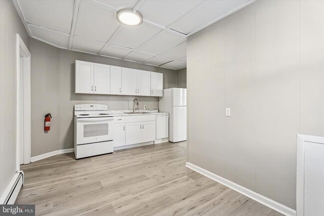 Building Photo - 210 2nd Ave