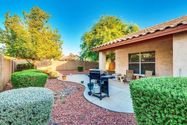 Building Photo - 1381 S Yucca Pl