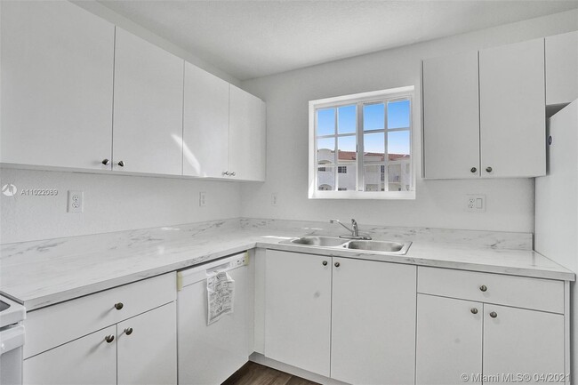 Building Photo - 58 SW 3rd Ct