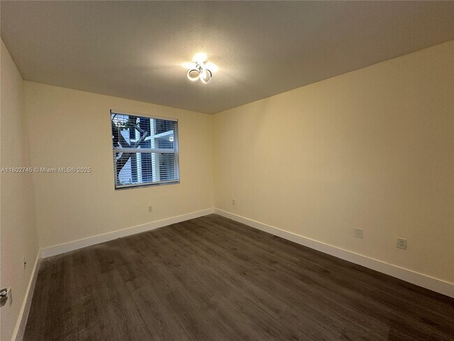 Building Photo - 17150 N Bay Rd