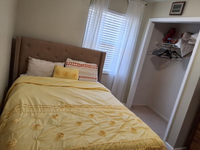 Building Photo - Knoxville 37912 - Short Term Lease with Utilities Included up to $200 per month -  2 bedroom, 2 b...