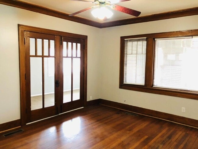 Building Photo - 2 bedrooms with sunroom, 1 bath , spacious kitchen, tons of historic features!  New kitchen and b...