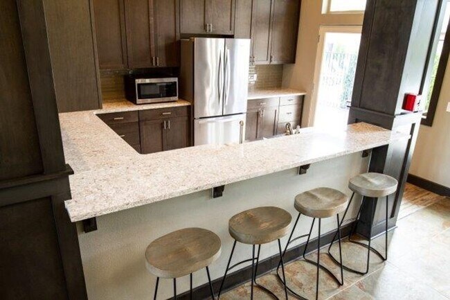 Building Photo - Come check out this 2 bedroom 2 bath with upscale interiors and open concept floorplan!