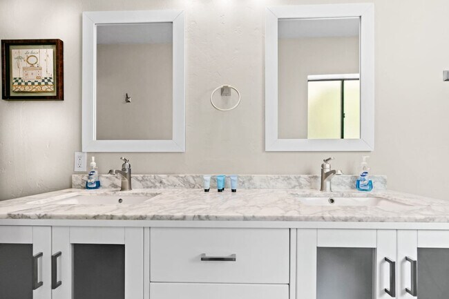 Building Photo - 1929 NW 7th Ln