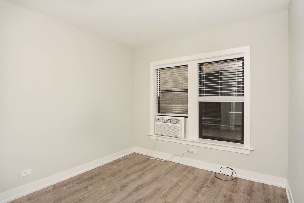 Building Photo - 714 W Brompton Ave