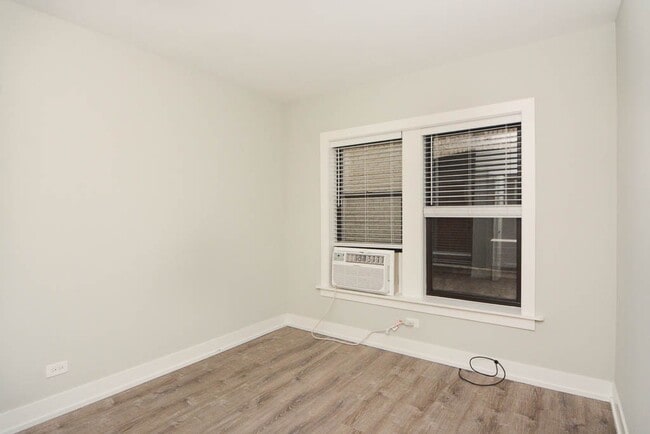 Building Photo - 714 W Brompton Ave
