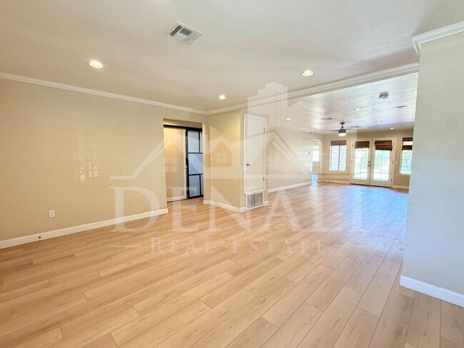 Building Photo - 1326 W Palm Ln