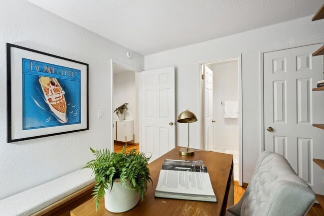 Building Photo - Delightful 3/3bth End-Unit Townhouse in Ce...