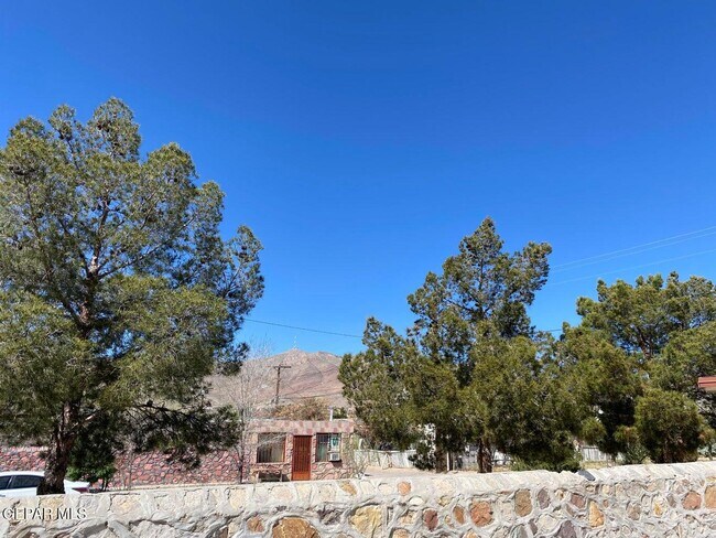 Building Photo - 4001 Trowbridge Dr