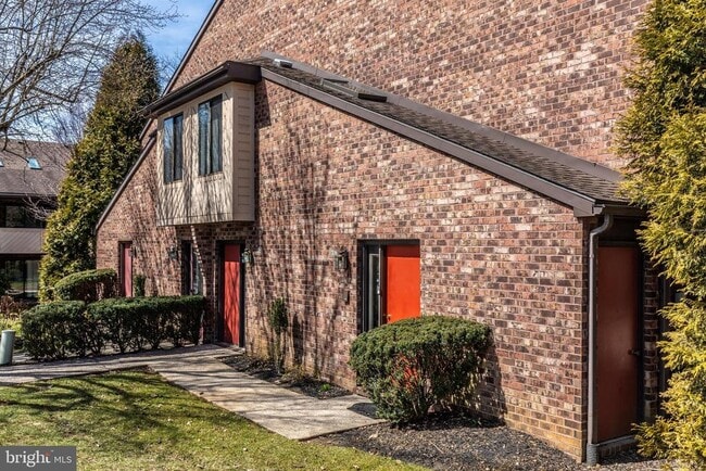 Building Photo - 703 Mountainview Dr