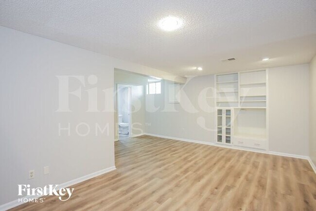 Building Photo - 8033 N Everton Ave