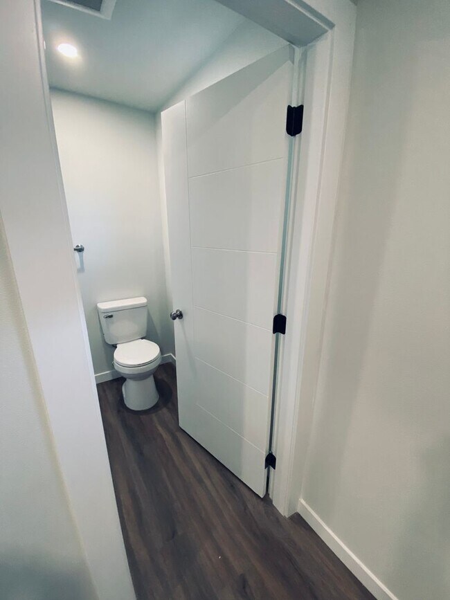 Building Photo - Newly Renovated Everett Apartment