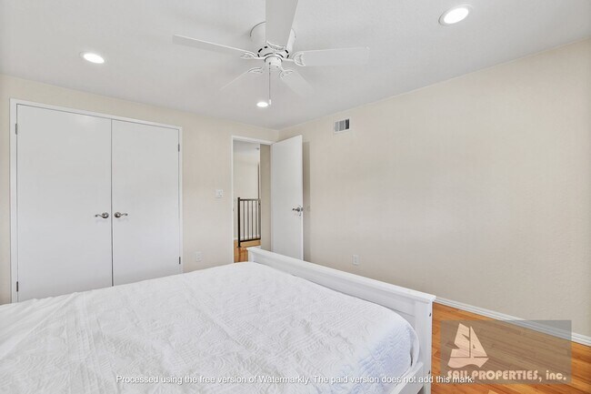 Building Photo - Beach Townhome Vacation Rental with two car garage!