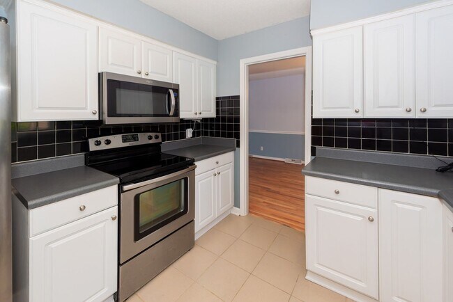 Building Photo - 3 Bedroom 2 Bath Home in Kings Grant - Sum...