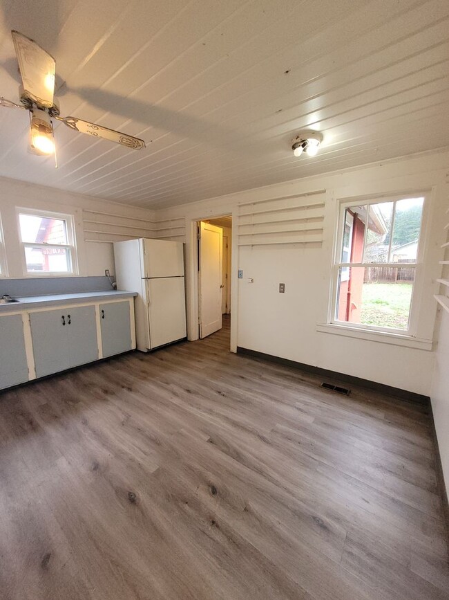 Building Photo - 2bd, 1ba home located near downtown Cottag...