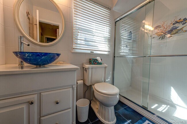 Building Photo - 49 Canoe Place Rd