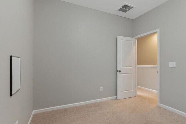 Building Photo - End Unit Townhome Available in Apex!