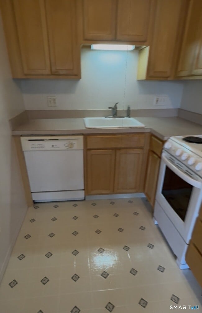 Building Photo - 204 Towne House Rd