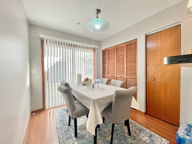 Building Photo - 2565 Dickens Ct