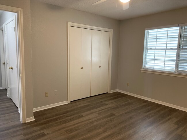 Building Photo - 585 Warsaw Dr