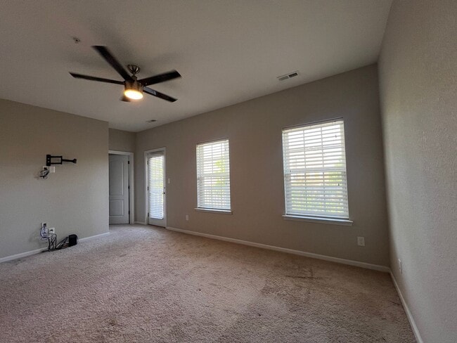Building Photo - Welcome home - Trilevel H20 Townhome!