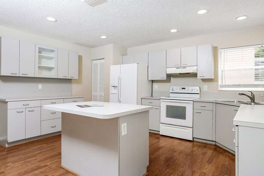 Building Photo - 5477 NW 44th Way